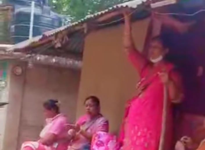 চকরিয়া মালুমঘাট চা-বাগান খ্রীষ্টিয়ান এলাকায় লাঠিয়াল বাহিনী দ্বারা নিজ পুত্রবধূকে আহত করেন শাশুড়ী।